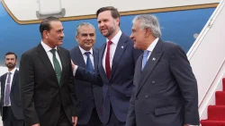 Иран и САЩ седнаха на масата в Исламабад: Техеран твърди, че е договорено &bdquo;размразяване на активи&ldquo;