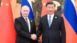 След Тръмп идва Путин: Китай влиза в деликатен дипломатически баланс