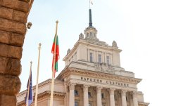 Парламентът няма да ходи във ваканция заради спешни законодателни задачи