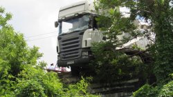 Разлято гориво: Катастрофа между два украински тира затвори Прохода на Републиката