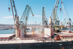 Оборудват с електрически кран пристанищен терминал във Варна