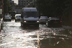Бури удариха Румъния: щети в 20 окръга, наводнен Букурещ и спрени метро-влакове