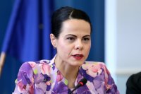 Министър Ивкова нареди пълно разследване на две смъртни случаи в болници