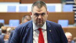 Пеевски се качи на редовен полет (СНИМКИ+ВИДЕО)