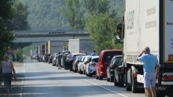 Два камиона се сблъскаха в Кресненското дефиле, движението е затруднено