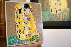 Lego пресъздаде известната картина „Целувката“ на Густав Климт, използвайки 4000 пластмасови части