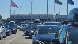 Натоварен ден по пътищата: Катастрофи, пожари и ремонти затрудняват движението