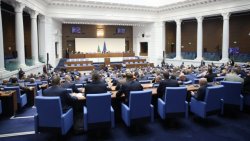 Парламентът стяга правилата: държавни стипендии само за редовни студенти в държавни вузове