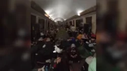 Паника в Киев: Хиляди щурмуваха метрото след нова нощ на удари (ВИДЕО)